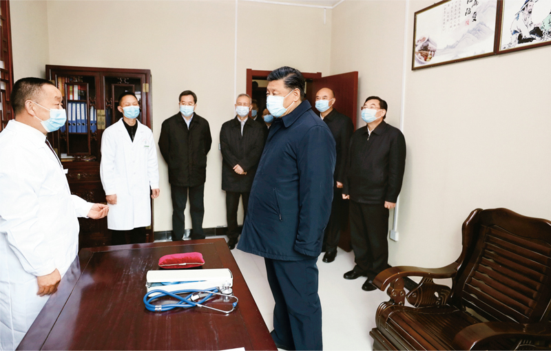 2020年4月20日至23日,中共中央总书记、国家主席、中央军委主席习近平在陕西考察。这是4月21日,习近平在安康市平利县老县镇卫生院,了解基层卫生防疫、医疗保障工作。 新华社记者 鞠鹏/摄