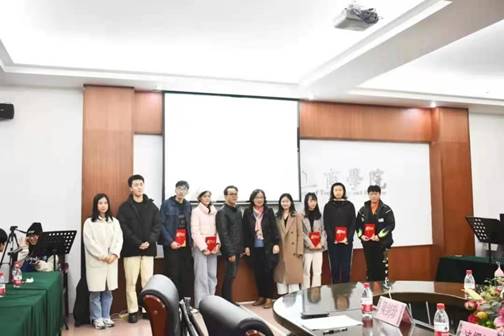 说明: 一群人在房间里 描述已自动生成