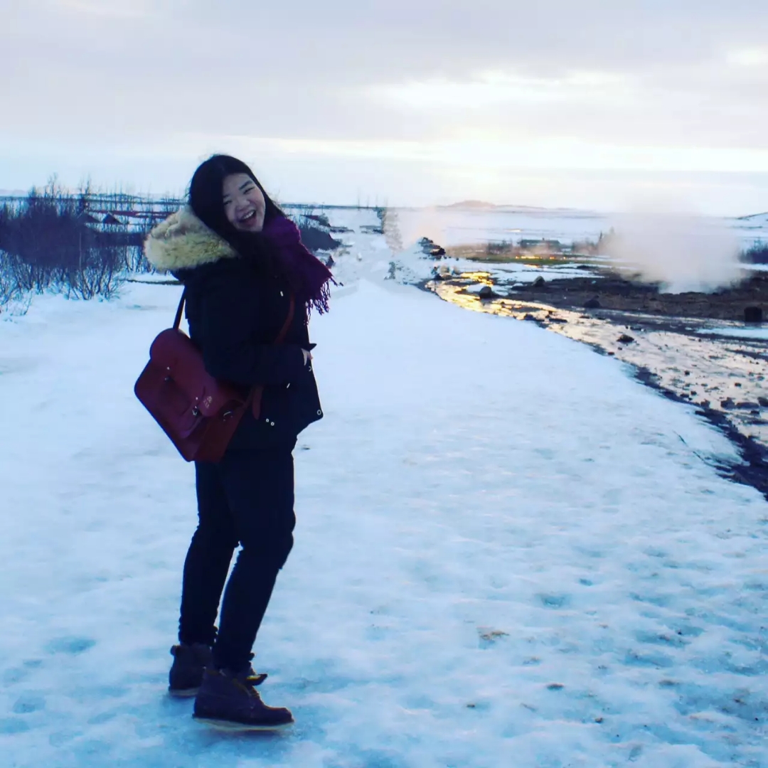 人站在雪地上描述已自动生成