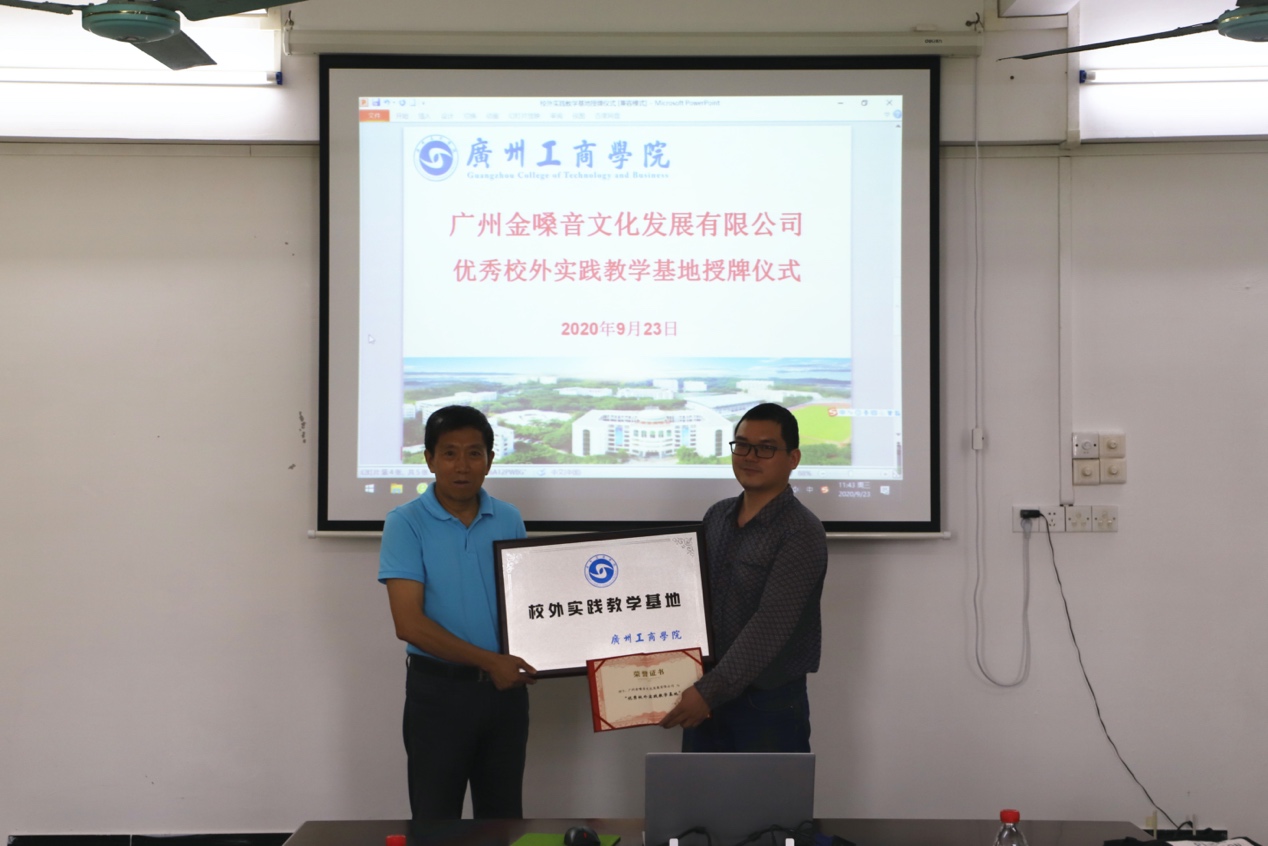 一群人在厨房里描述已自动生成