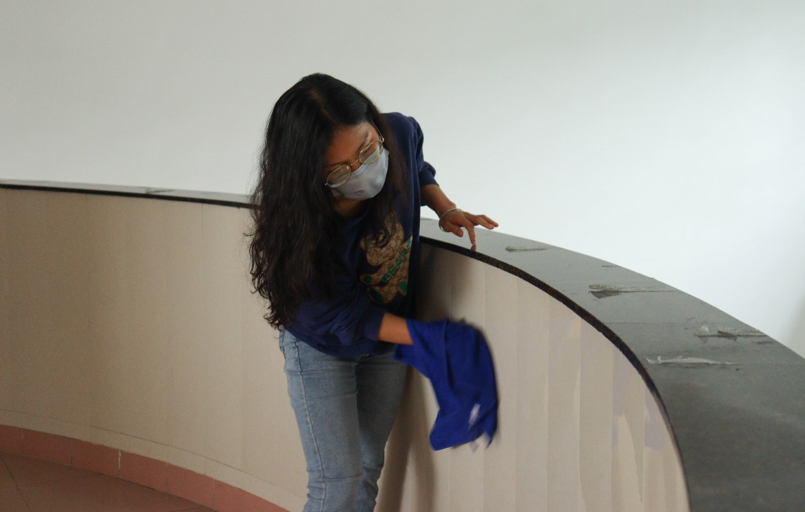 说明: 穿黑色衣服的人中度可信度描述已自动生成