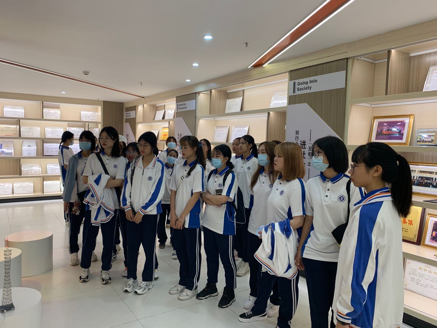 说明: E:\3图片资料\2020级入学教育-军训-三水校史馆照片\三水校史馆参观照片\微信图片_20201013103710.jpg