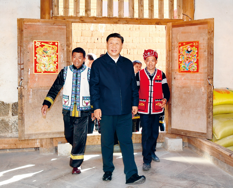2020年1月19日至21日,中共中央总书记、国家主席、中央军委主席习近平来到云南,看望慰问各族干部群众,向全国人民致以新春祝福。这是19日下午,习近平在腾冲市清水乡三家村中寨司莫拉佤族村村民李发顺家察看,了解居住环境。 新华社记者 谢环驰/摄