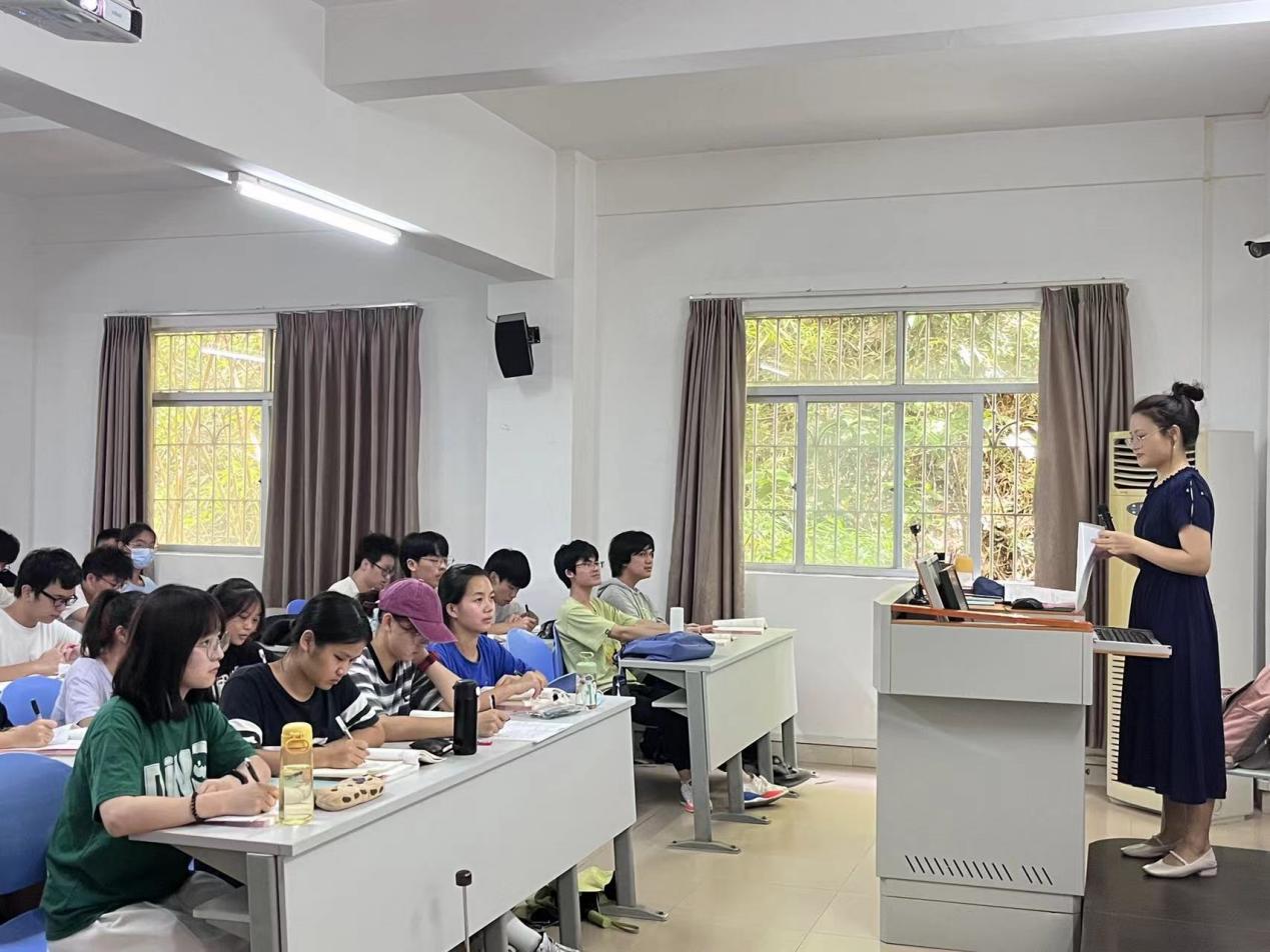 会议室里的人们描述已自动生成