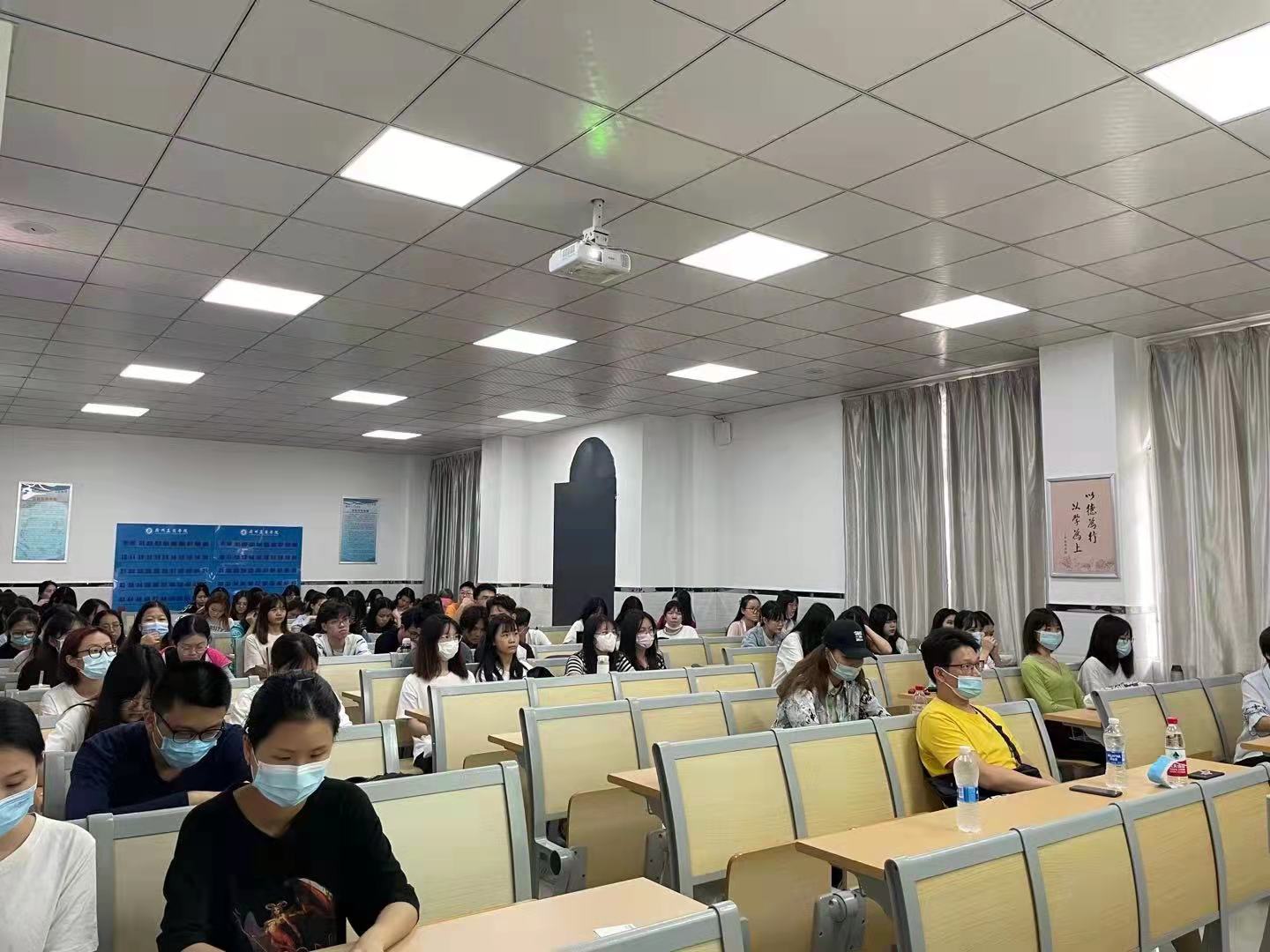 同学们认真倾听宣讲会