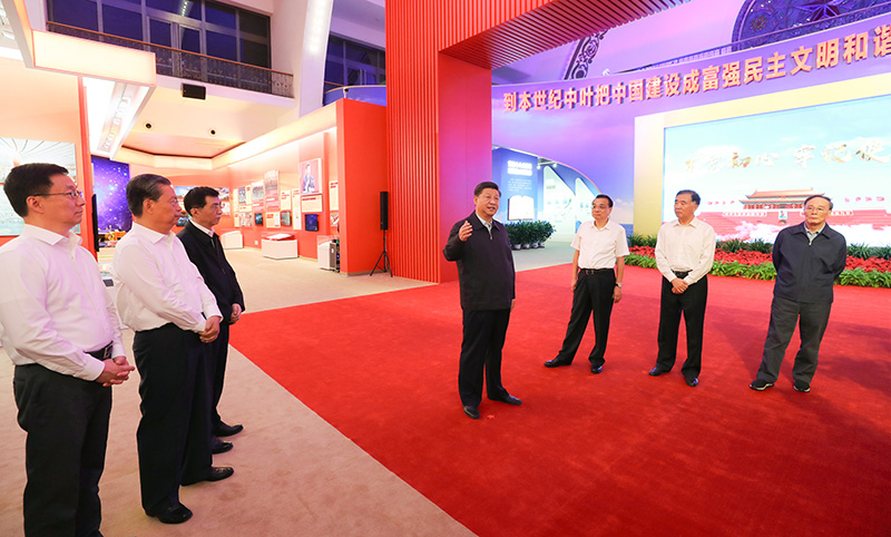 9月23日，党和国家领导人习近平、李克强、汪洋、王沪宁、赵乐际、韩正、王岐山等在北京展览馆参观“伟大历程 辉煌成就——庆祝中华人民共和国成立70周年大型成就展”。新华社记者 鞠鹏 摄