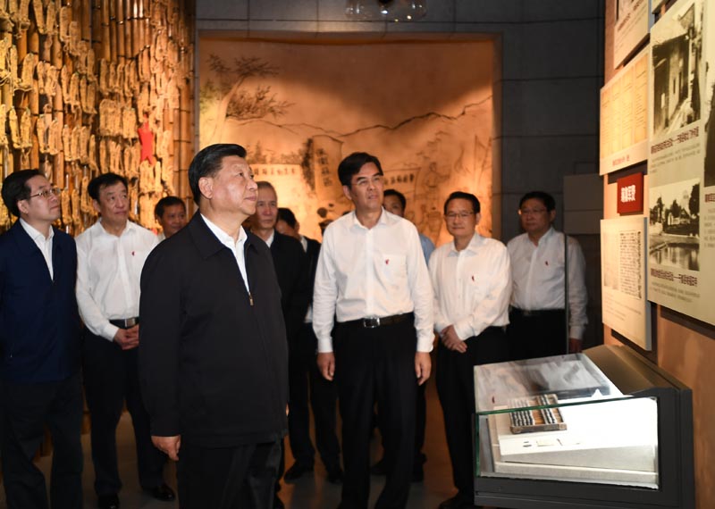 5月20日至22日,中共中央总书记、国家主席、中央军委主席习近平在江西考察,主持召开推动中部地区崛起工作座谈会并发表重要讲话。这是习近平在赣州市于都县中央红军长征出发纪念馆参观,听取有关中央红军长征集结出发历史情况介绍。