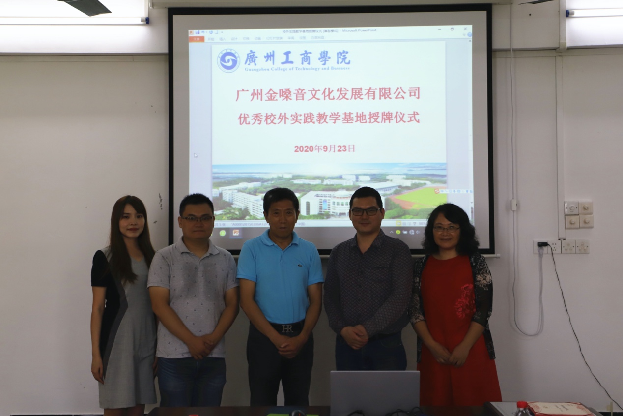 一群人站在室内描述已自动生成