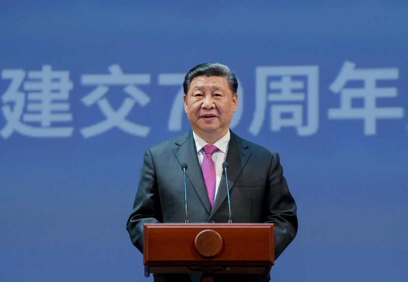 6月5日，国家主席习近平和俄罗斯总统普京在莫斯科大剧院共同出席中俄建交70周年纪念活动。这是习近平发表题为《携手努力，并肩前行，开创新时代中俄关系的美好未来》的致辞。 新华社记者 李学仁 摄