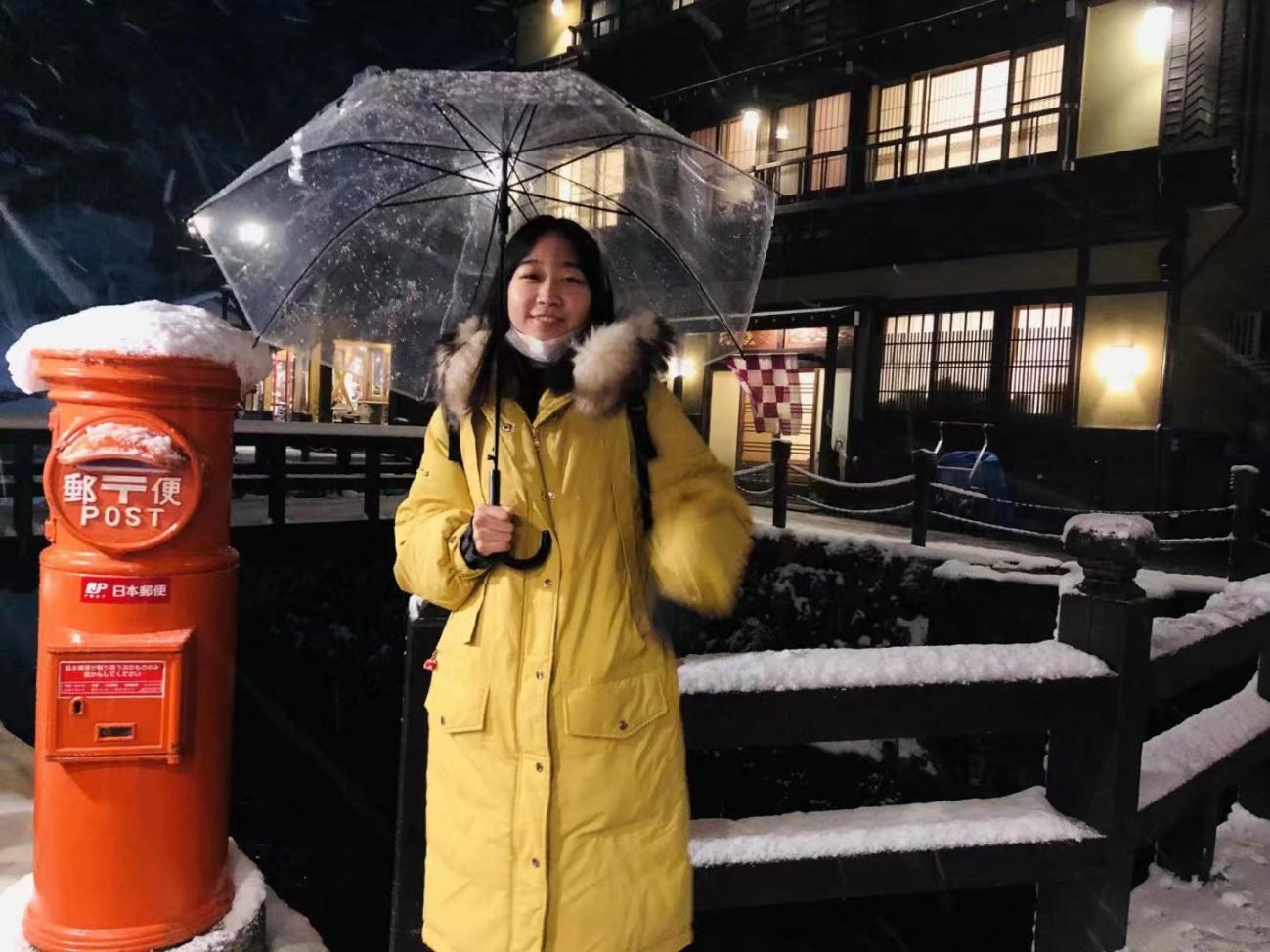 说明: 人拿着伞站着描述已自动生成