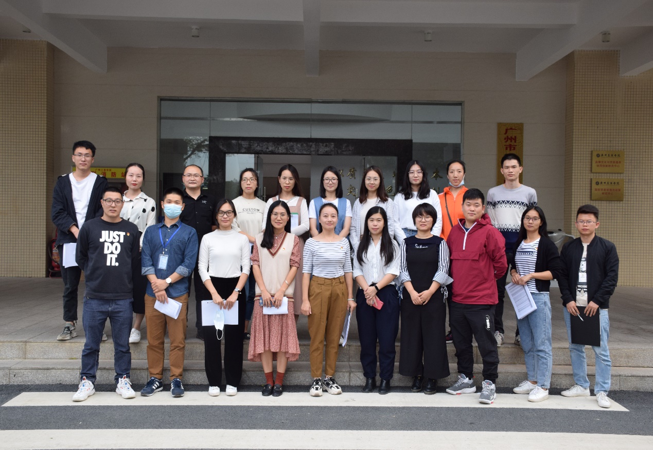 一群人站在门前描述已自动生成