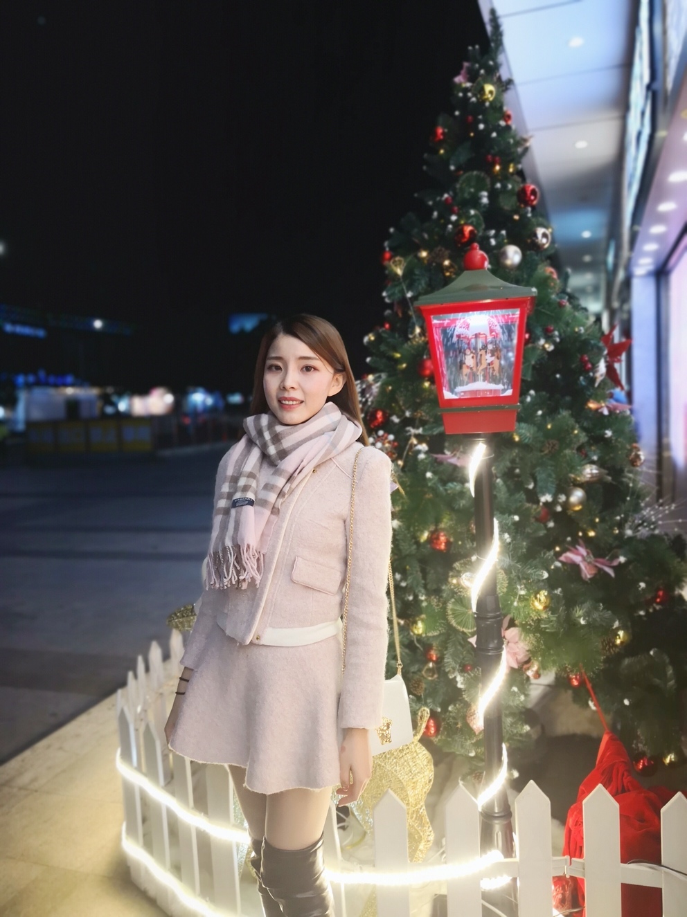 图片包含 人, 女人, 前, 站描述已自动生成