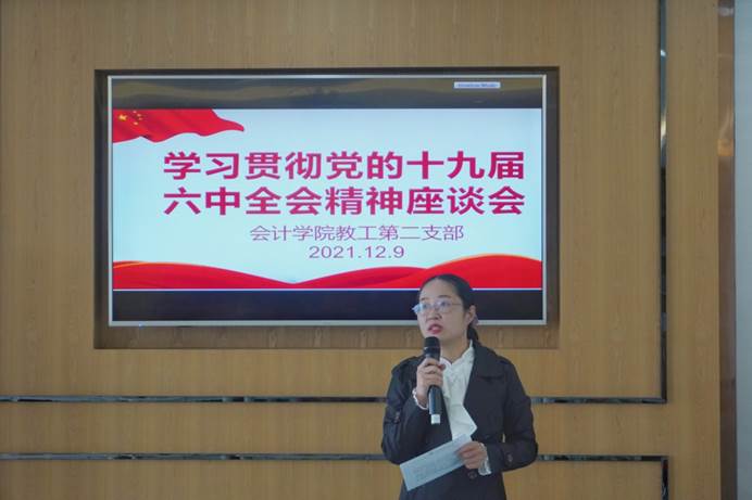 男人和女人站在墙边低可信度描述已自动生成