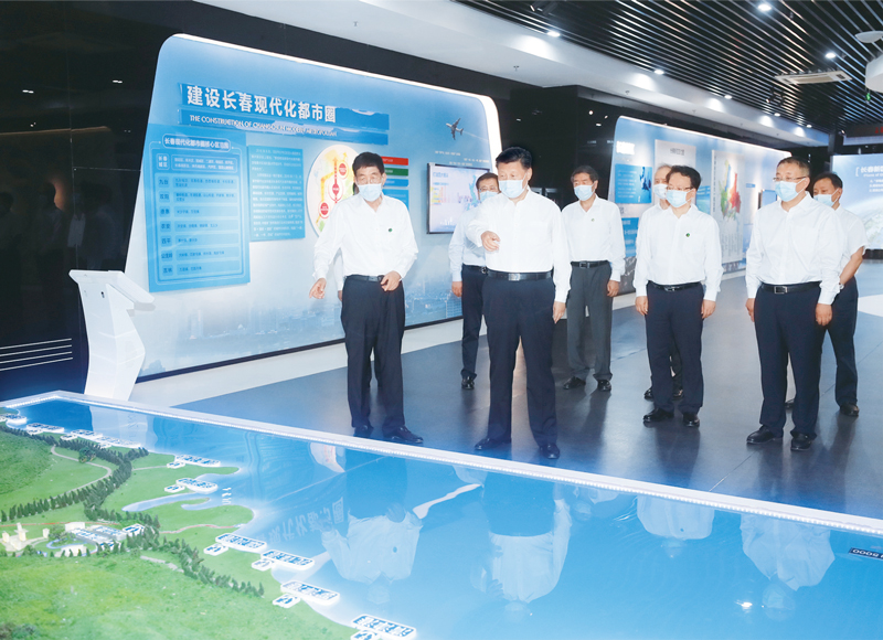 2020年7月22日至24日,中共中央总书记、国家主席、中央军委主席习近平在吉林省考察。这是7月23日下午,习近平考察长春新区规划展览馆,了解新区规划建设情况。 新华社记者 王晔/摄