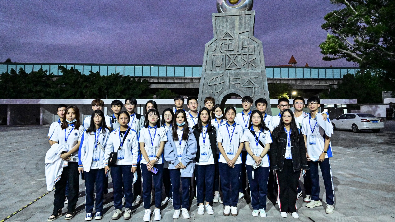 图片包含 户外, 人, 建筑, 一群描述已自动生成