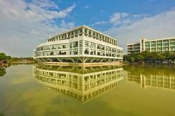 说明: 水中的建筑描述已自动生成