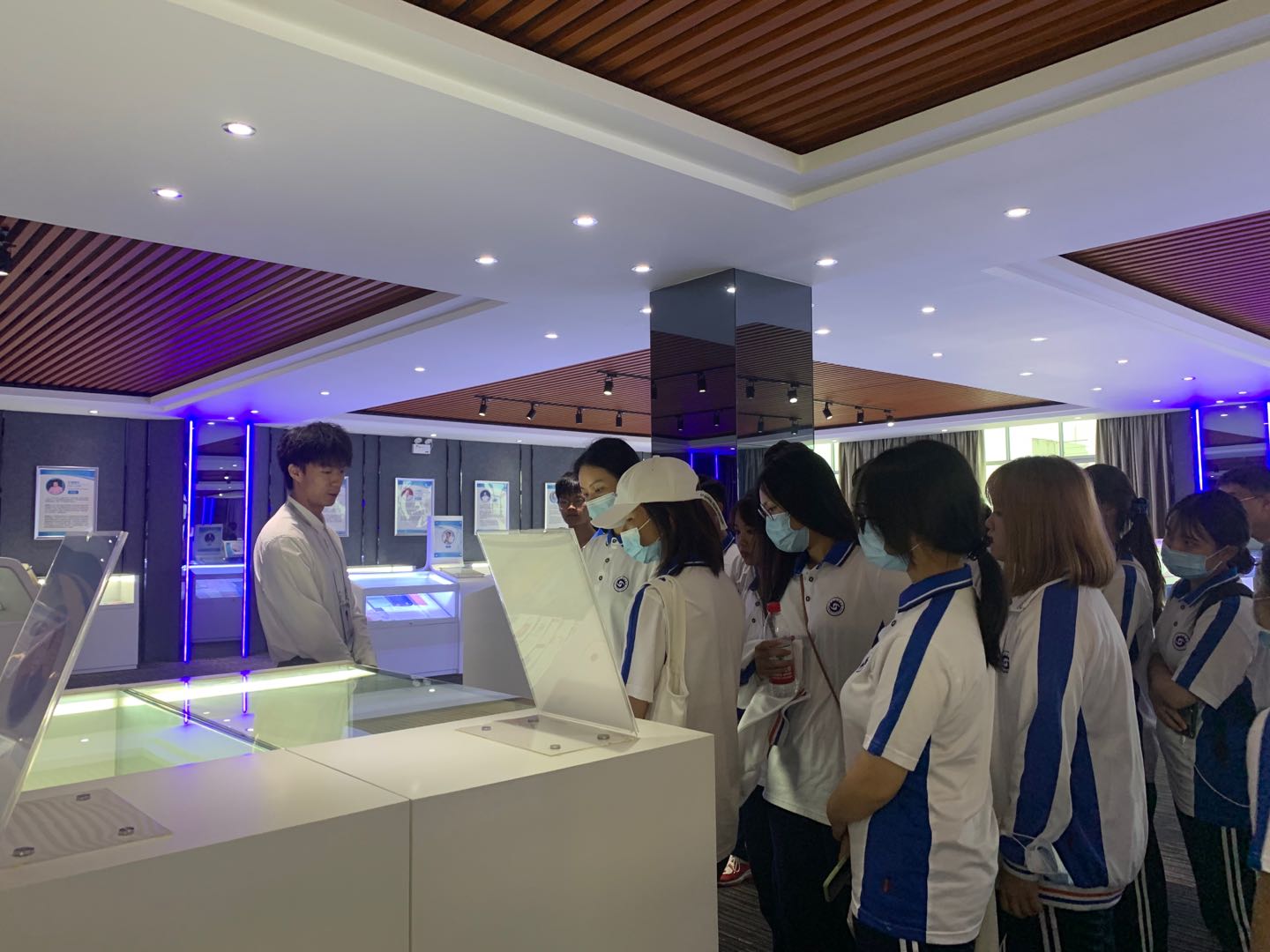 说明: E:\3图片资料\2020级入学教育-军训-三水校史馆照片\三水校史馆参观照片\微信图片_20201013103653.jpg