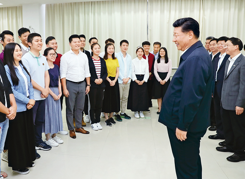 2018年10月22日至25日,中共中央总书记、国家主席、中央军委主席习近平在广东考察。这是10月24日下午,习近平在广州考察暨南大学时同部分港澳台同胞和海外侨胞学生交流。 新华社记者 鞠鹏/摄
